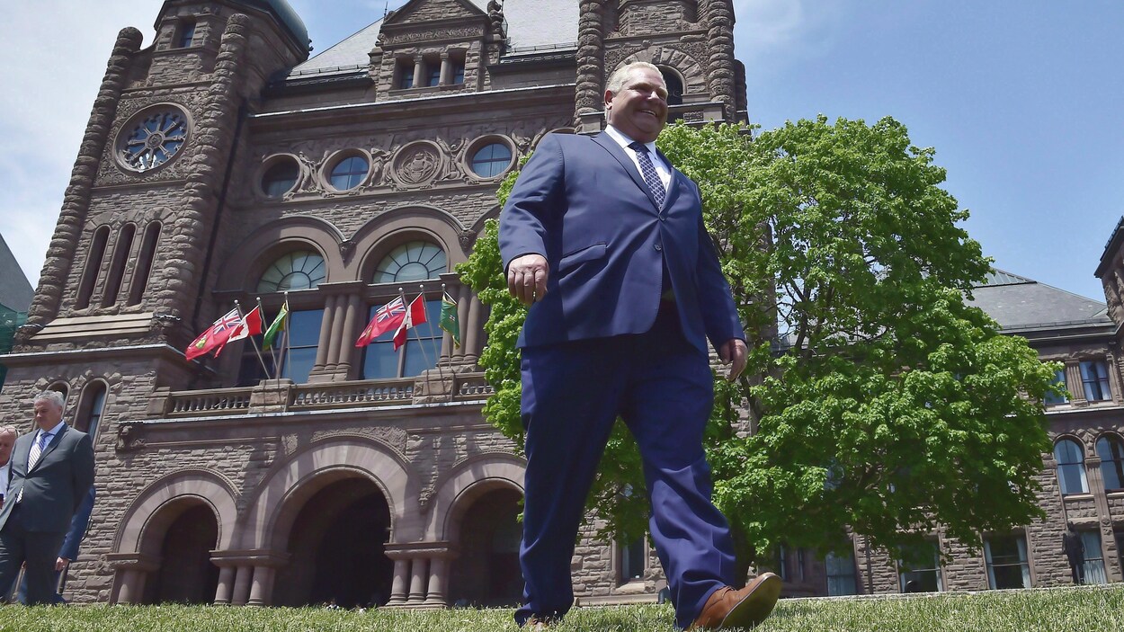 Le premier ministre Doug Ford devant l'édifice de l'Assemblée législative.