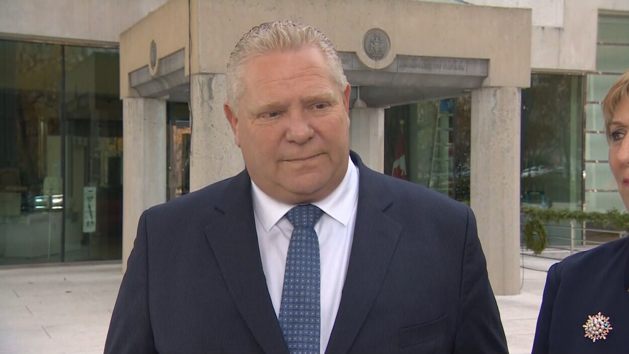 Doug Ford parle à un point de presse.