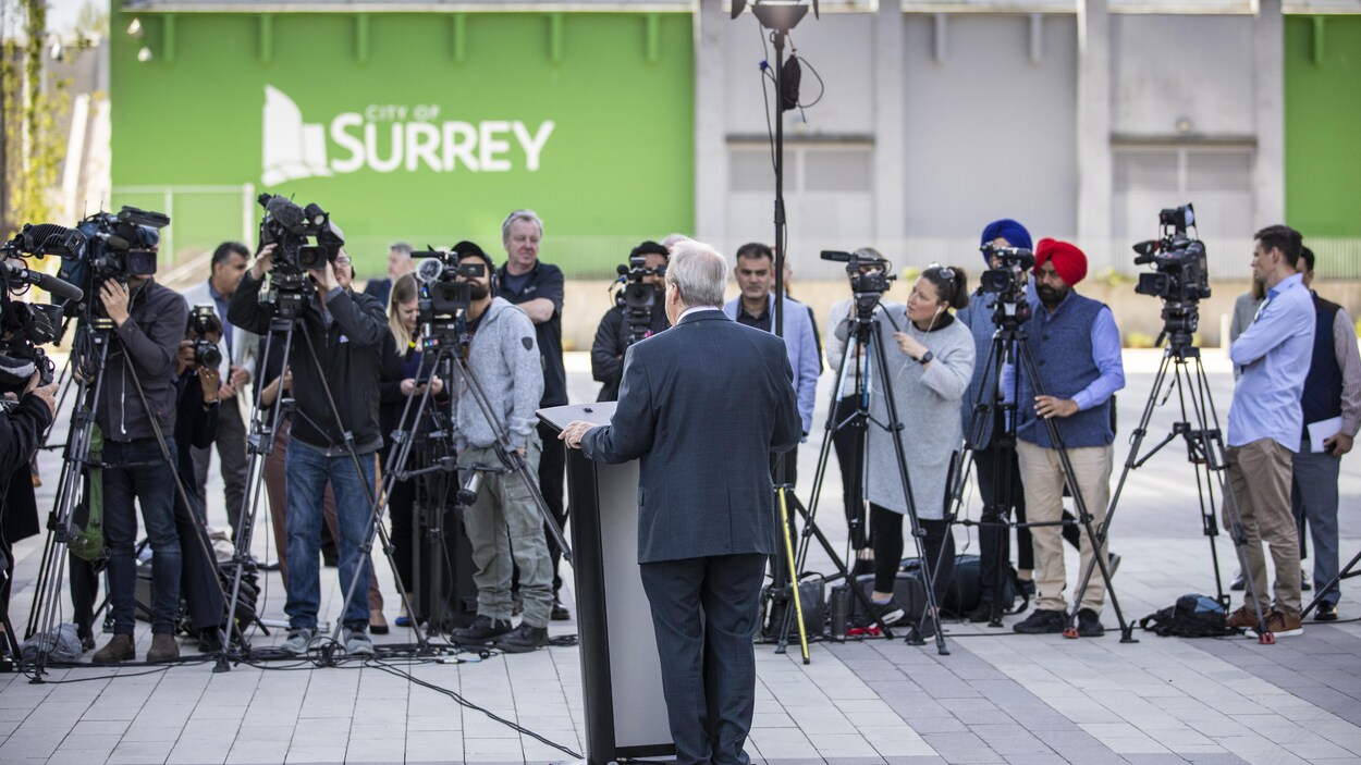 Le maire de Surrey, Doug McCallum, devant une foule lors de son discours sur l'état de la Ville en mai 2019.