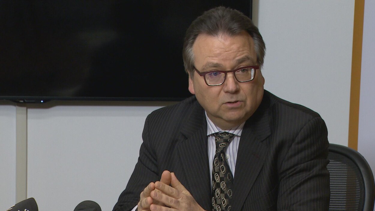 Le vérificateur général de l'Alberta, Doug Wylie, lors d'une conférence de presse.