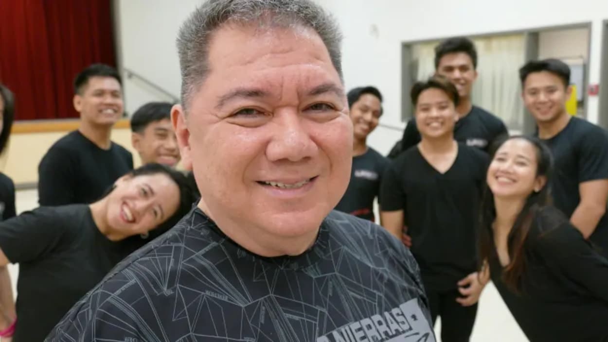 Douglas Nierras et els danseurs de la troupe Powerdance.