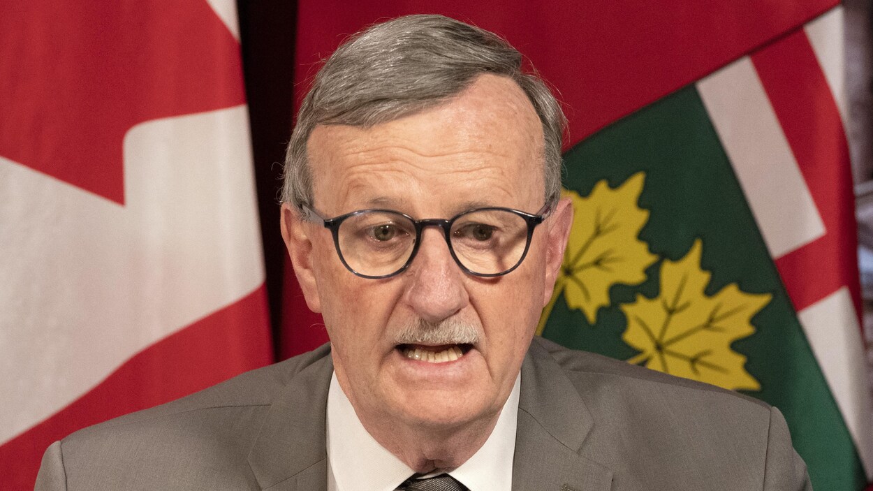 Le Dr David Williams fait une déclaration en conférence de presse.