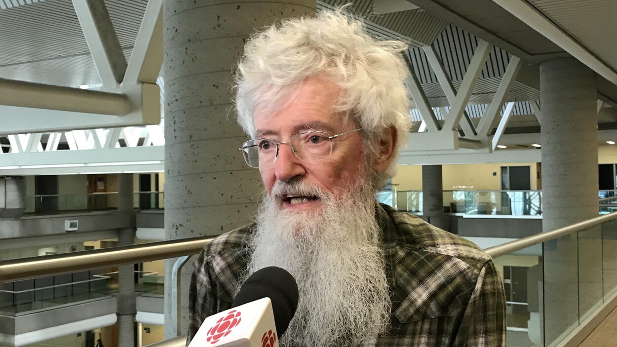 Le Dr Mailloux devant un micro de Radio-Canada
