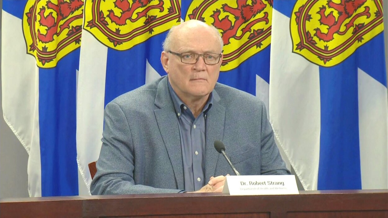 Le docteur Strang en conférence de presse.