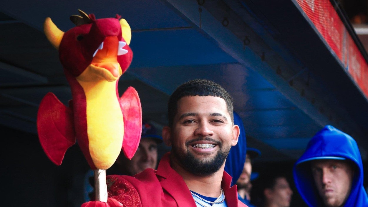 La popularité d’un dragon en peluche rouge explose après un coup de circuit des Blue Jays