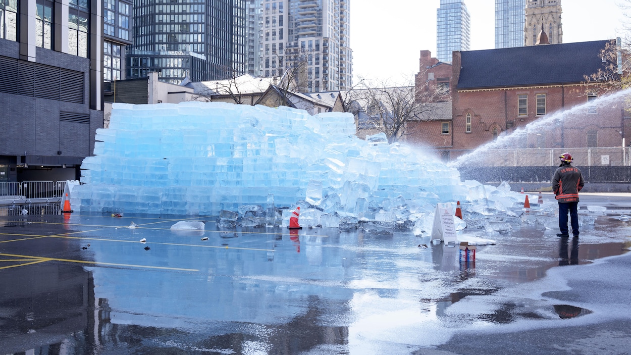 Le bloc de glace de Drake est fondu par les pompiers de Toronto