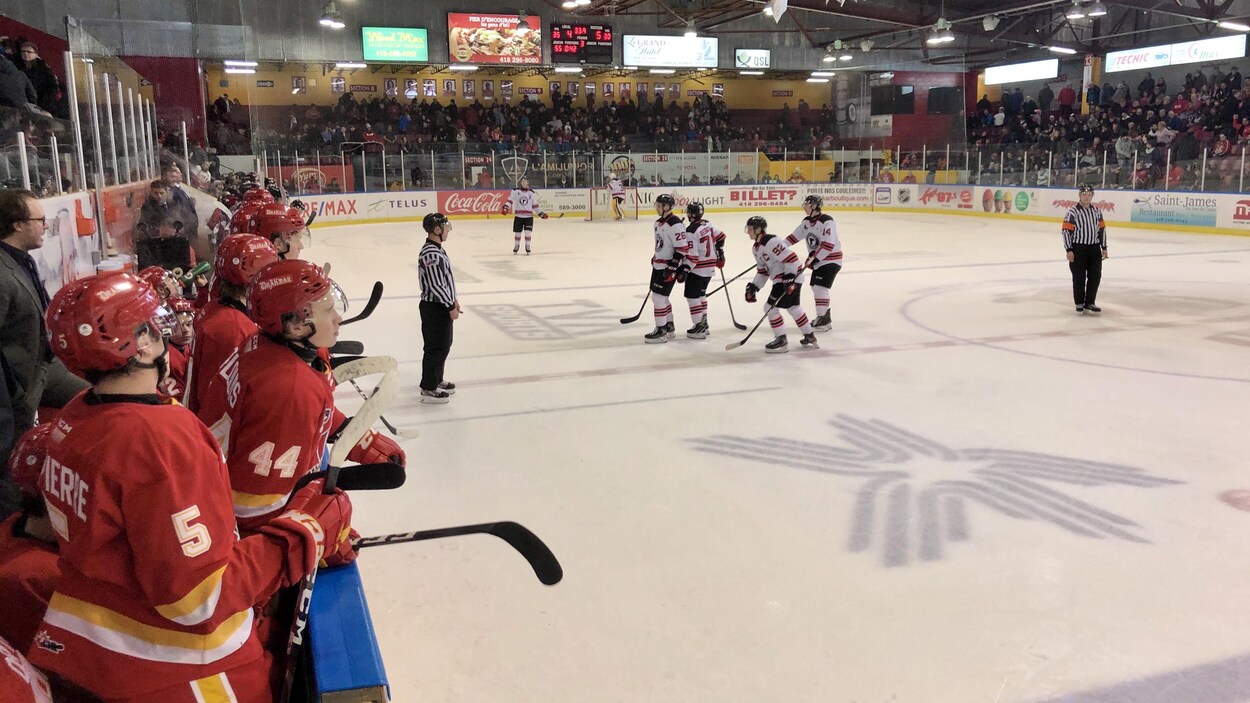 Des joueurs de hockey sur une patinoire.