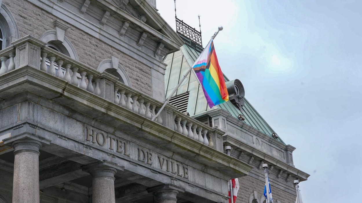 « Le silence n’est pas neutre » : le drapeau arc-en-ciel flotte sur Sherbrooke