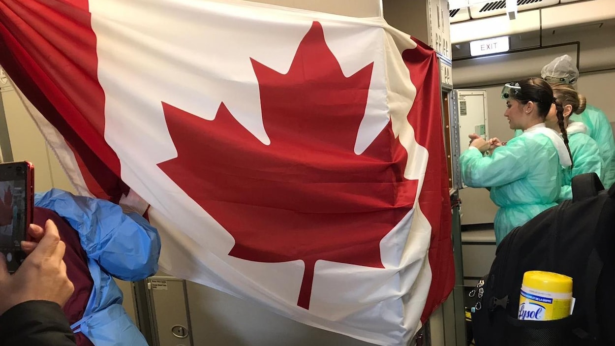 Coronavirus : un premier avion rapatriant des Canadiens s'est posé à  Vancouver | Radio-Canada.ca