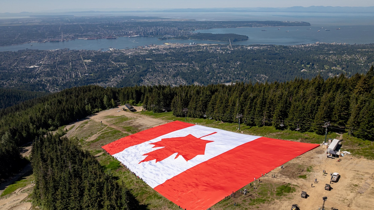 Le plus grand drapeau canadien du monde déployé sur une montagne à Vancouver