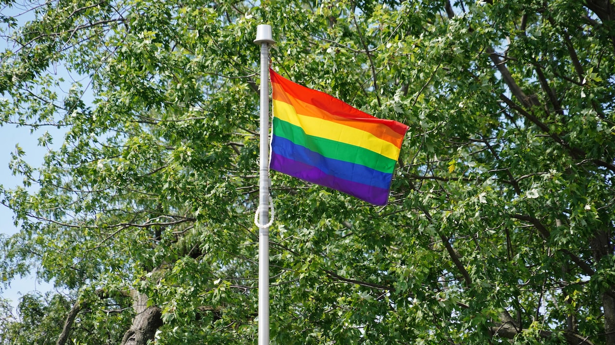Un jeune accusé d’avoir volé un drapeau de la Fierté