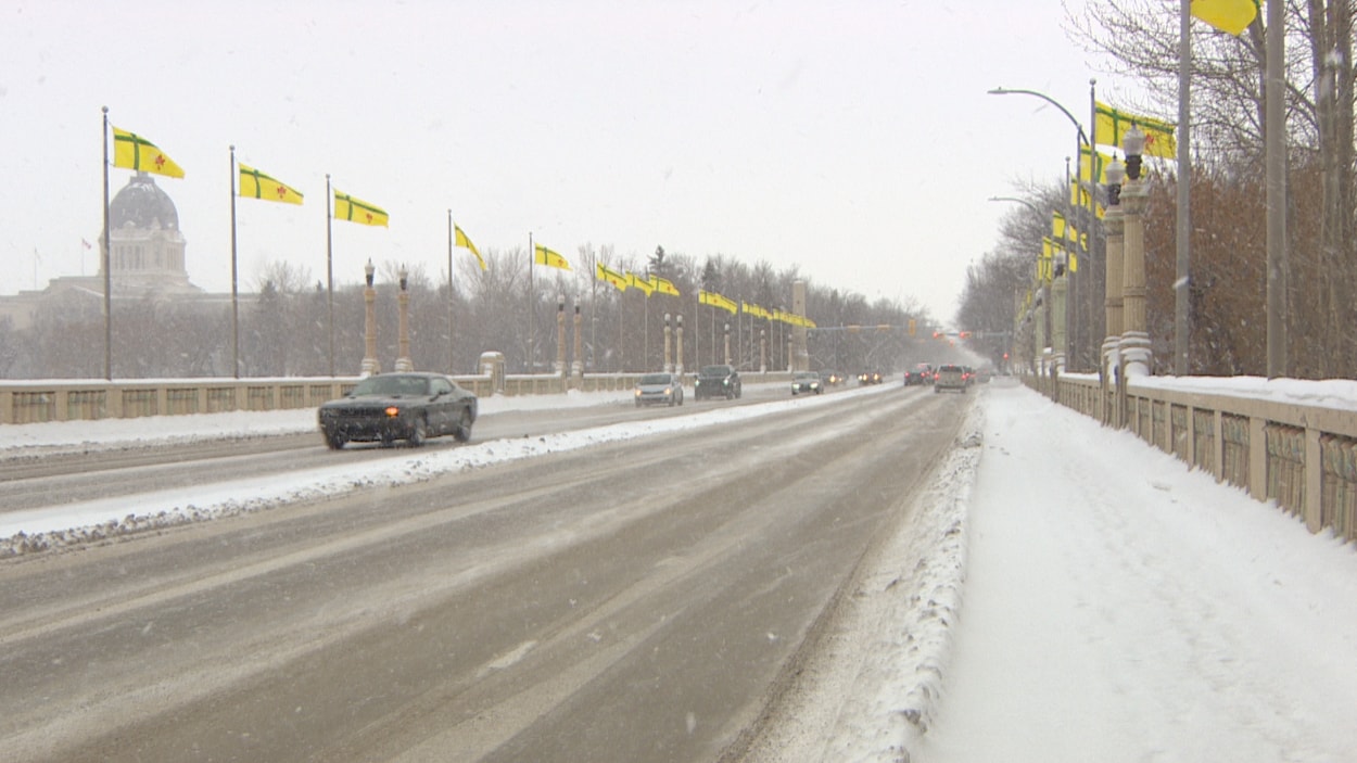 Une vue très large du pont de la rue Albert et on y voit très bien les drapeaux fransaskois qui y sont installés.