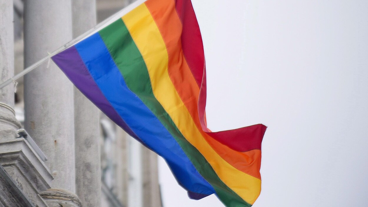 Un drapeau flotte dans le vent