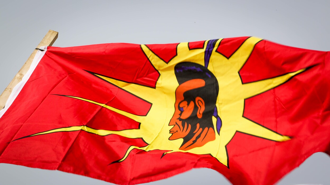 Un drapeau Mohawk flottant dans les airs sur le camp des manifestants Mohawk de Tyendinaga, en Ontario.