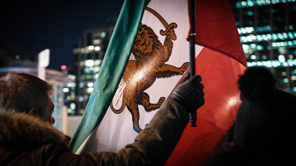 Coups de feu tirés sur un commerce abordant des drapeaux iraniens prérévolution