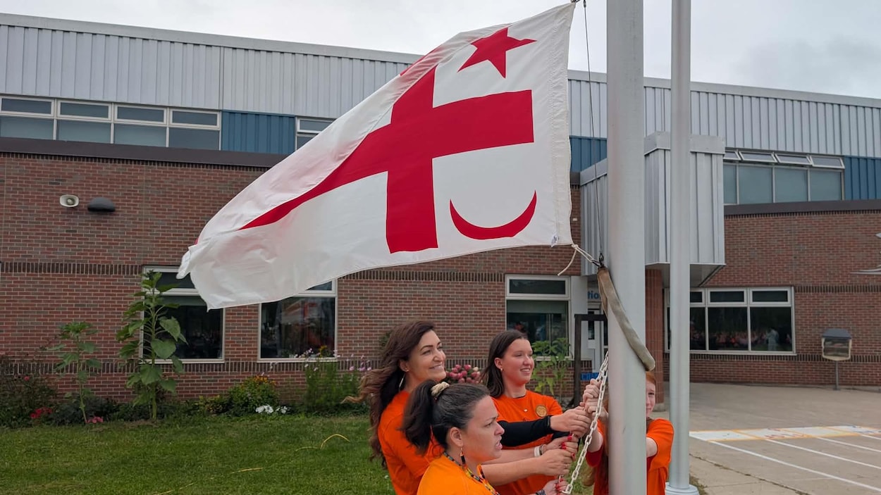 Le drapeau mi’kmaw flotte désormais devant l’École Champlain à Moncton