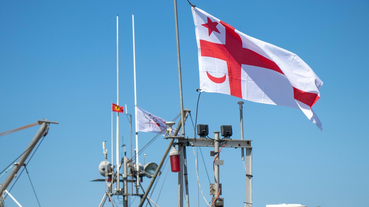 Drapeau mi'kmaq hissé au mât d'un bateau.