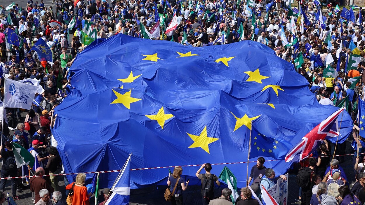Des pro-Européens déploient le drapeau de l’Union européenne sur le lieu du départ de la Marche pour l’Europe, à Rome.