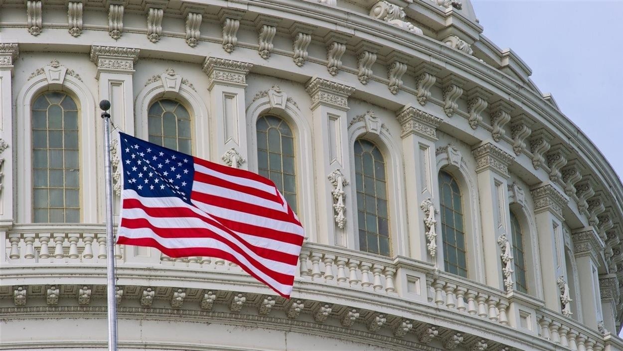 Drapeau américain devant le Capitole, à Washington
