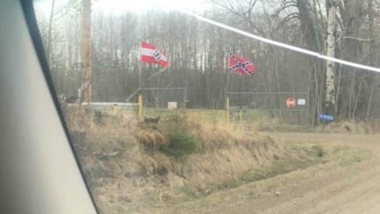 Un drapeau nazi et un drapeau confédéré flottent sur une propriété près  d'Edmonton