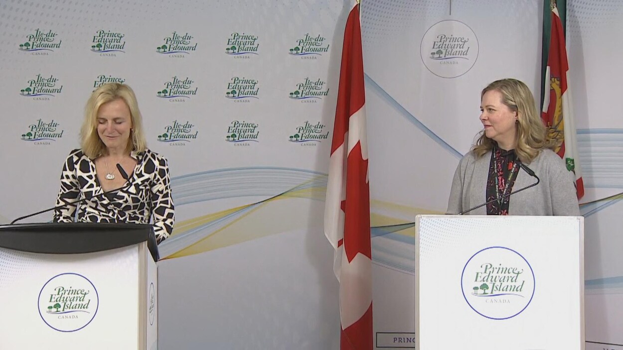 La Dre Heather Morrison a commencé son point de presse, le jeudi 26 mars, porte un chandail à motifs.