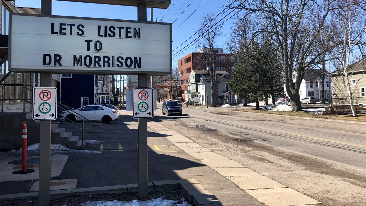 « Écoutons la Dre Morrison », peut-on lire sur une affiche à l'Île-du-Prince-Édouard.