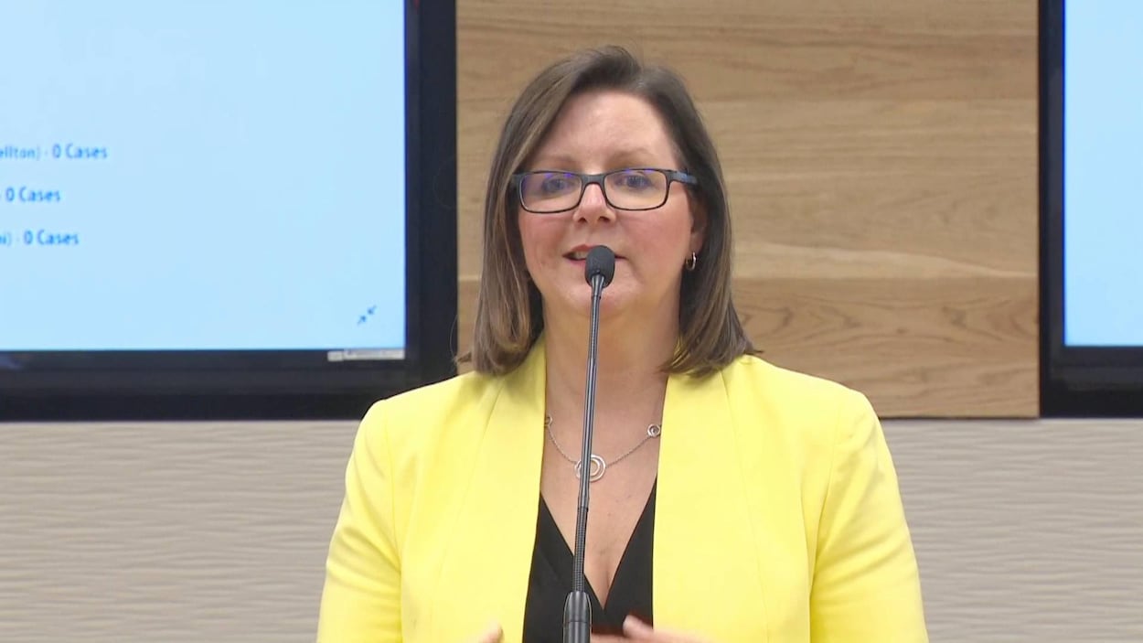 Jennifer Russell debout devant un micro.
