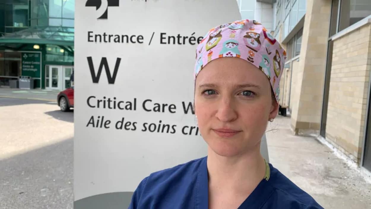 La docteure Boulva près de l'entrée d'un hôpital.