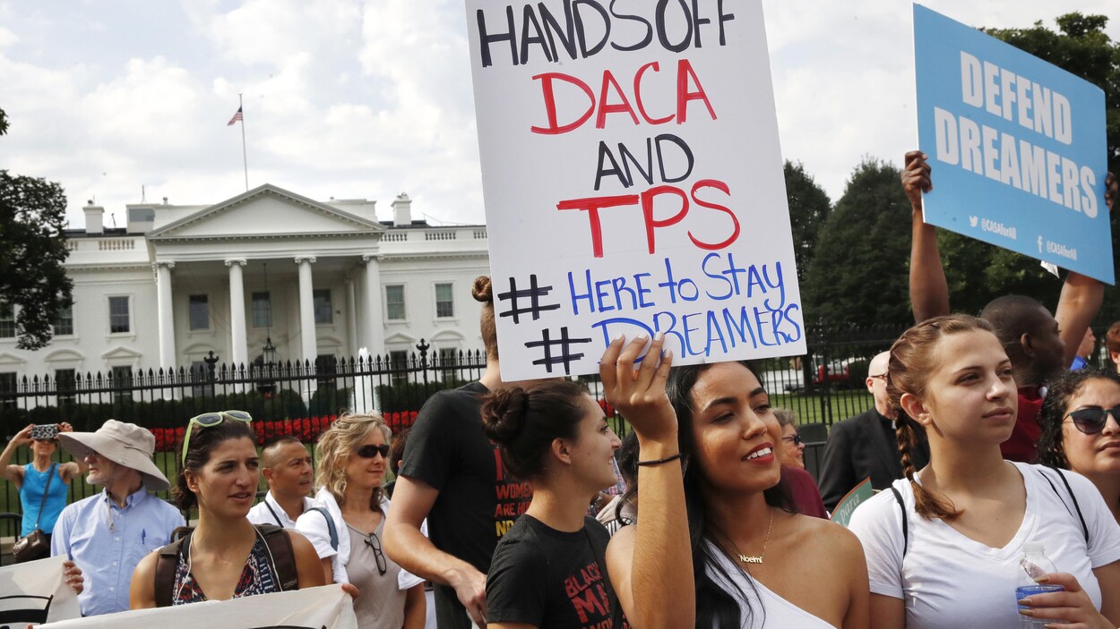 Yurexi Quinones, 24 ans, de Manassas en Virginie dénonce devant la Maison-Blanche la décision de l'administration Trump de mettre fin au programme des « Dreamers ».