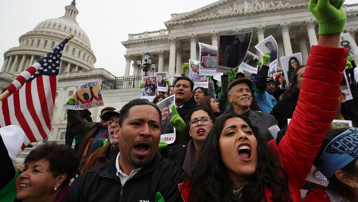Des gens qui disent faire partie des 800 000 Dreamers protestent devant le Capitole, à Washington, au début de mois de décembre. Des gens qui disent faire partie des 800 000 Dreamers protestent devant le Capitole, à Washington, au début de mois de décembre.