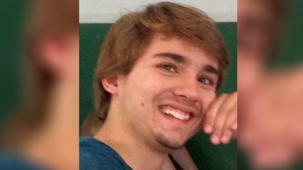 Gros plan sur le visage souriant de Drew Rossen.