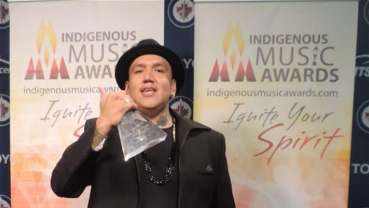 Le rapper autochtone Drezus lors de la remise des Indigenous Music Awards en 2015