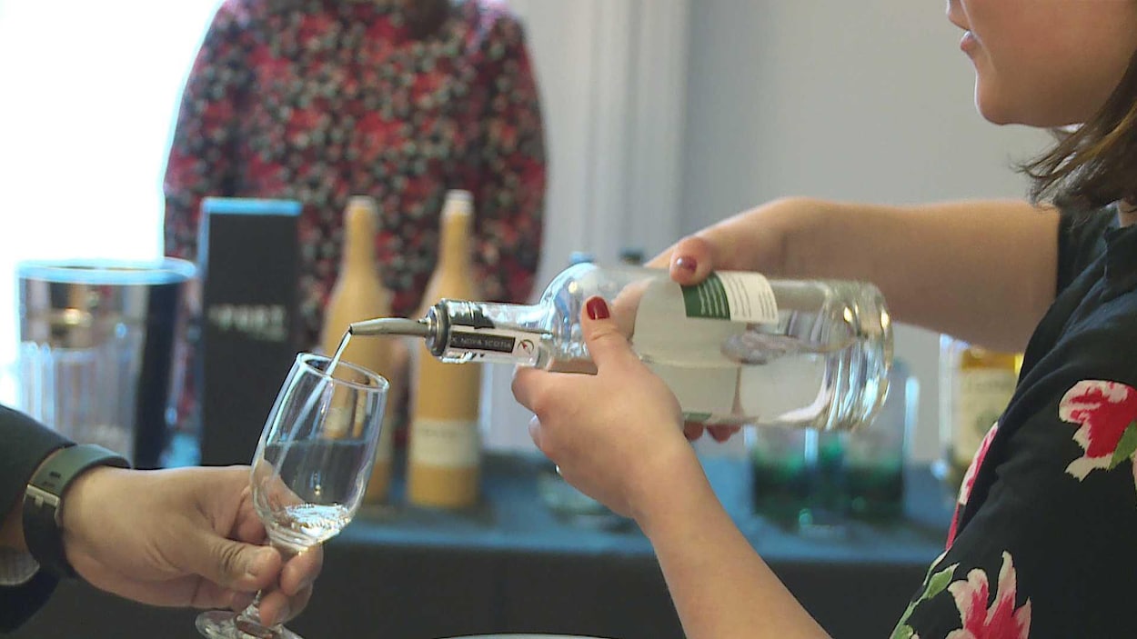 Une femme verse de l'alcool dans un verre. Une femme verse de l'alcool dans un verre.