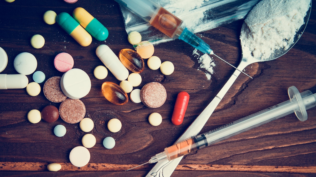 Une photo montrant des drogues illicites.