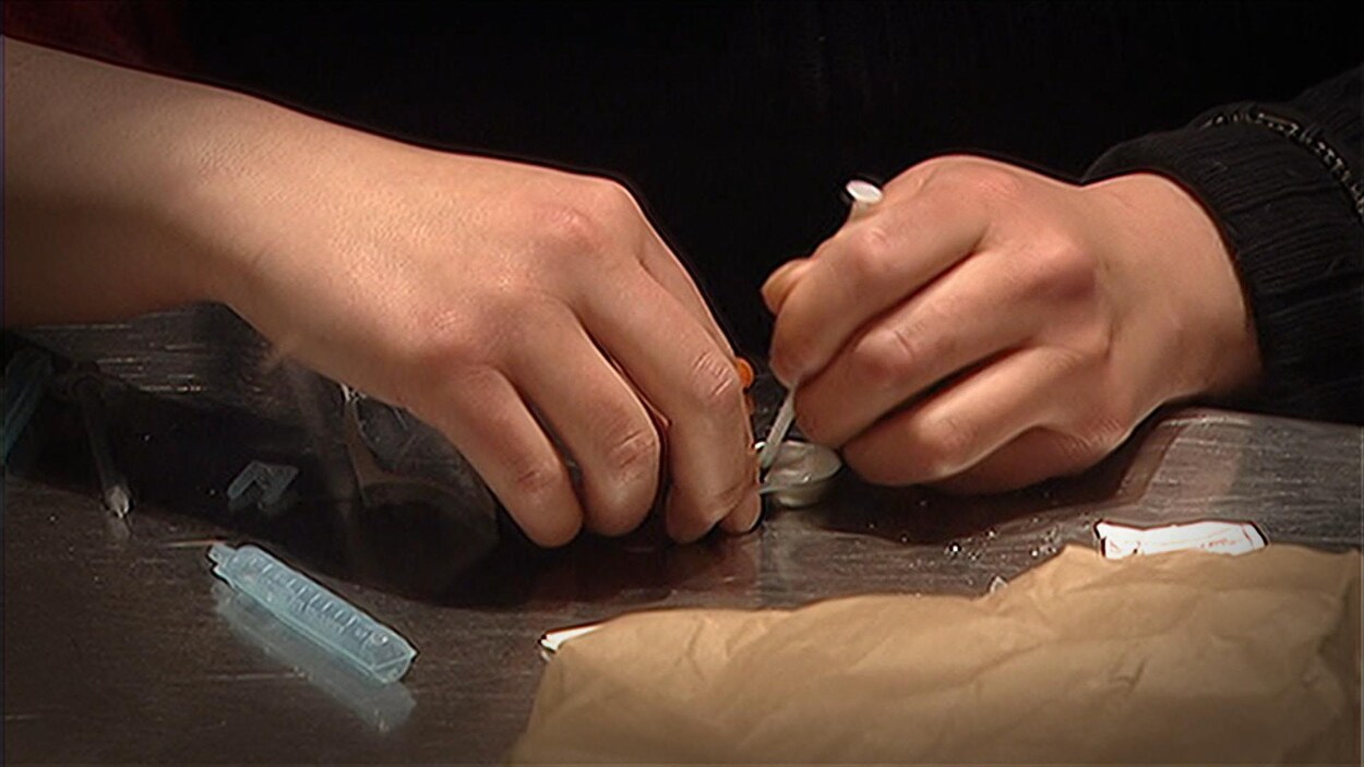 Une personne se préparant une injection