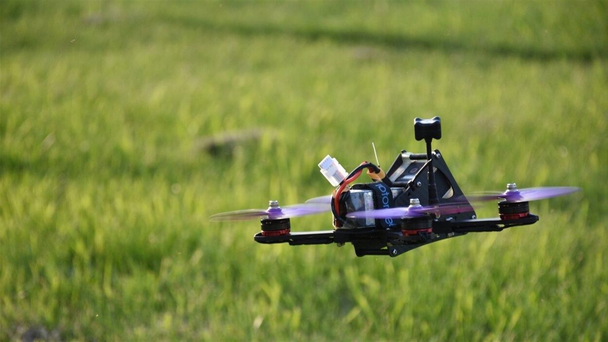 Un drone quitte le sol.