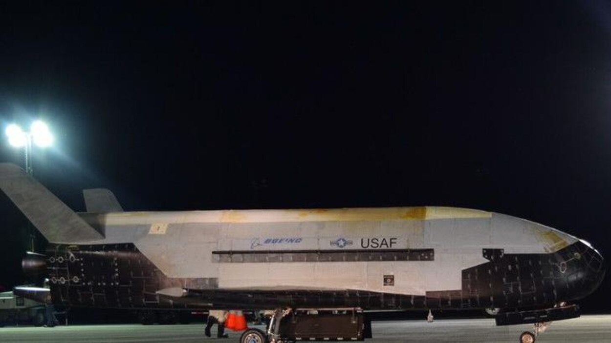 Le drone X-37B sur une piste d'atterrissage.