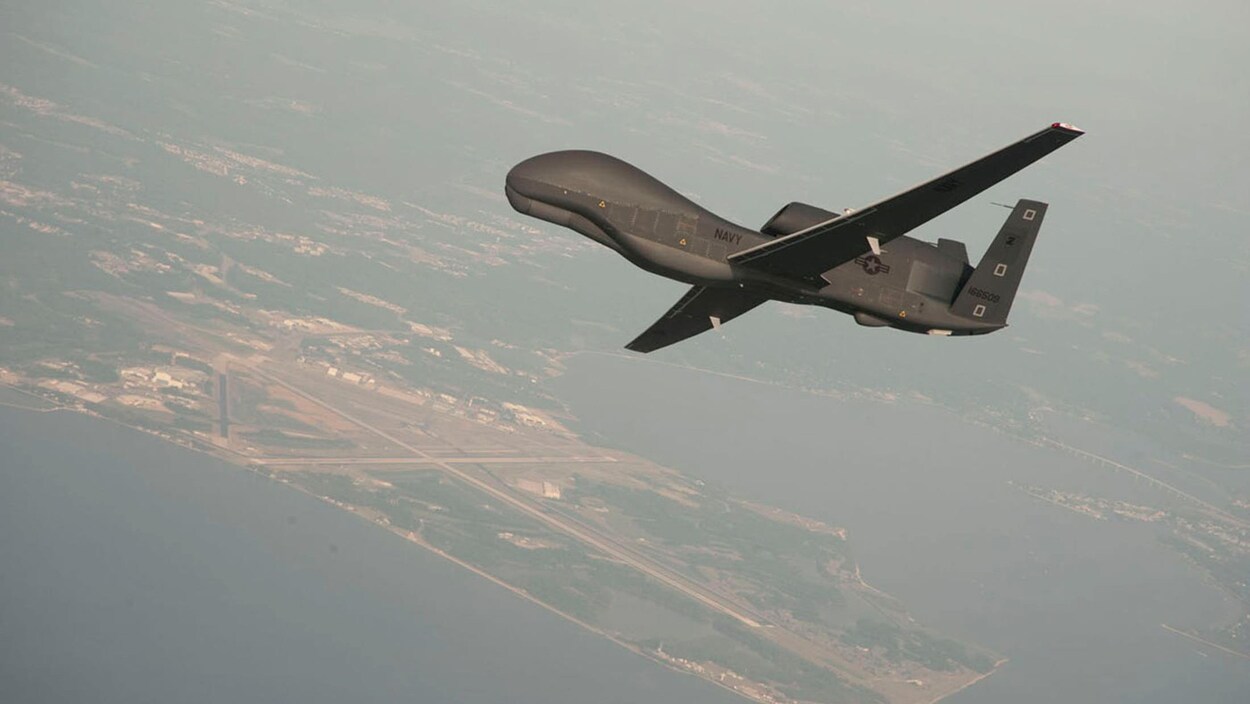 Un drone américain survole une base navale.