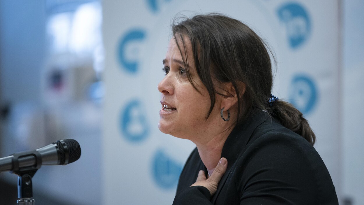 Plan rapproché de Mylène Drouin, de profil et assise.
