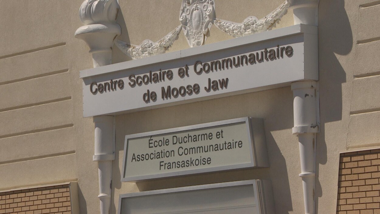 Devanture du Centre scolaire et Communautaire de Moose Jaw Devanture du Centre scolaire et Communautaire de Moose Jaw