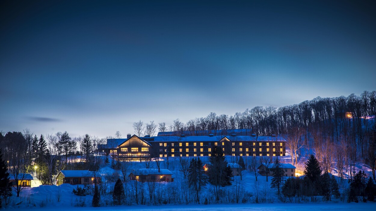 La Station touristique Duchesnay : photo de l'auberge et de chalet prise à partir du lac à l'hiver 2014