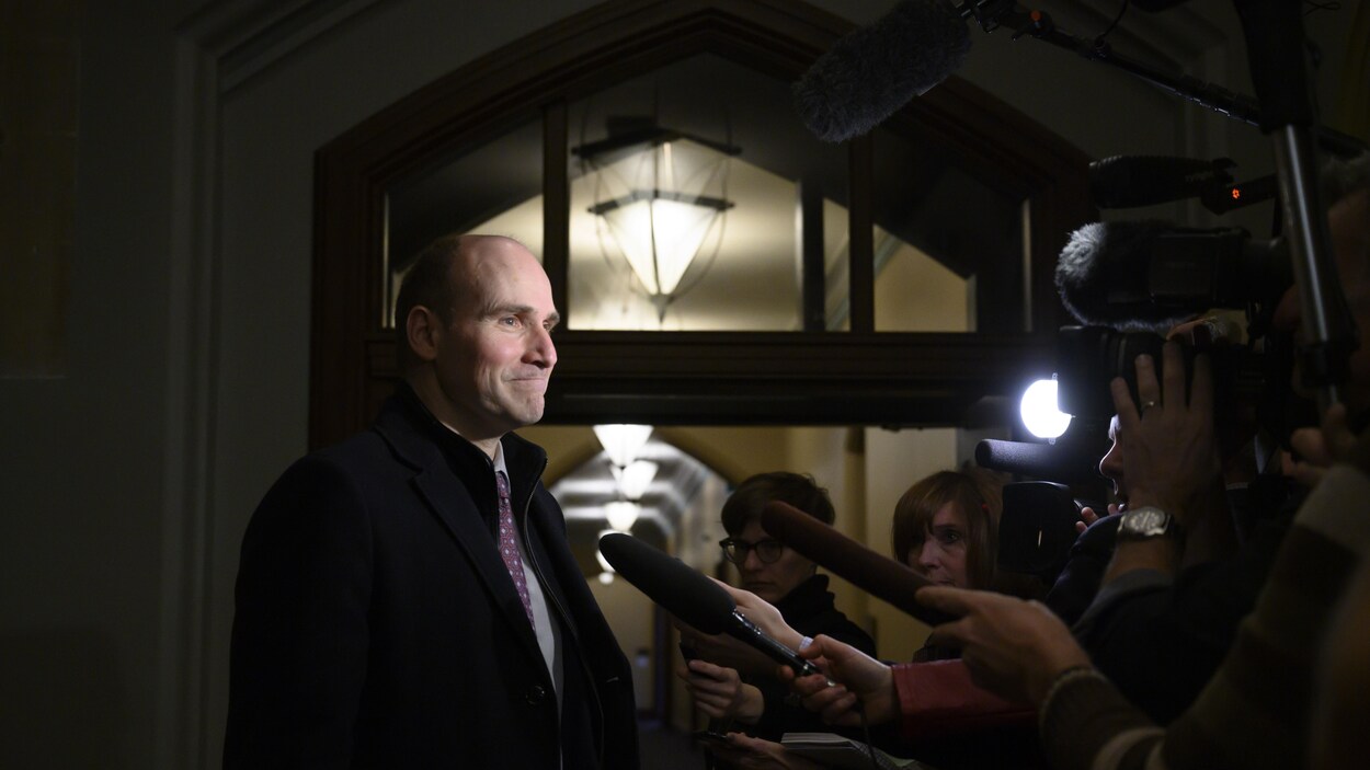 Jean-Yves Duclos lors d'une mêlée de presse dans un corridor du parlement canadien.