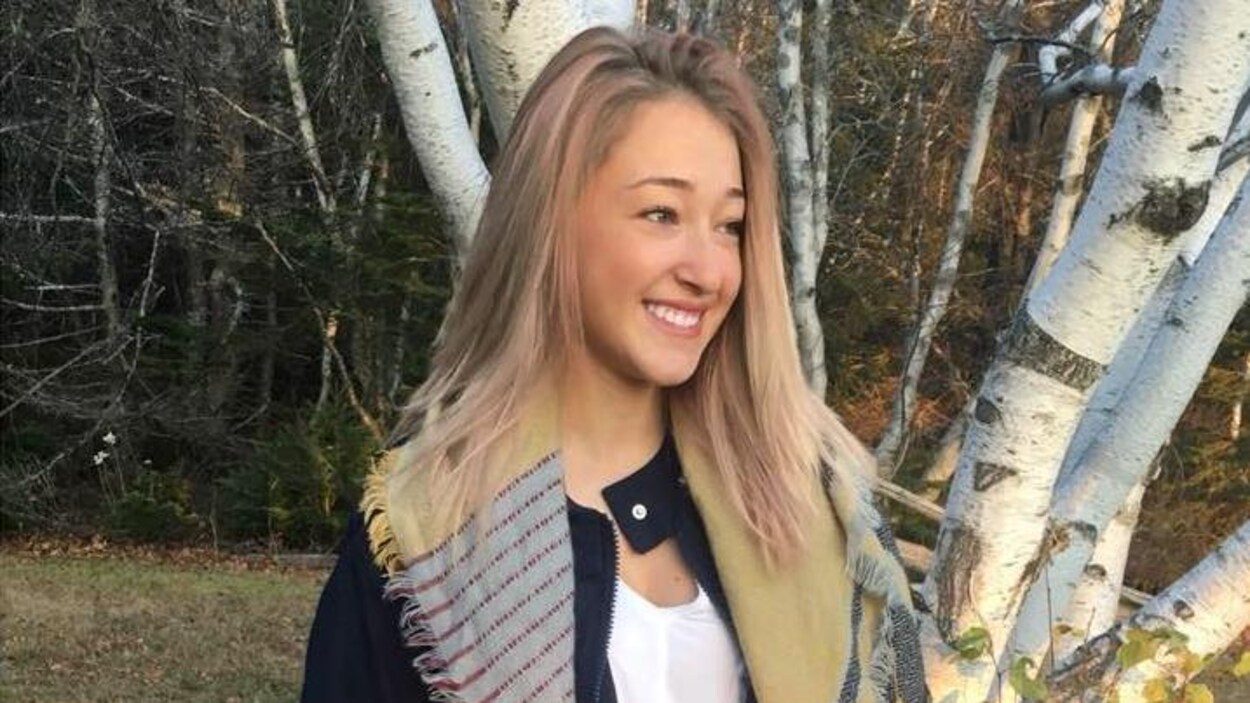 Alexandra Duguay photographiée devant un arbre aux couleurs d'automne