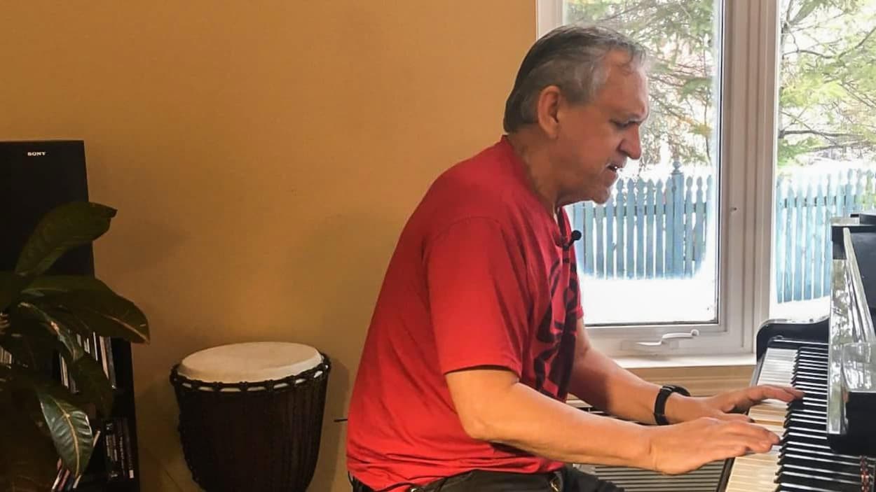 Calixte Duguay joue du piano Calixte Duguay joue du piano