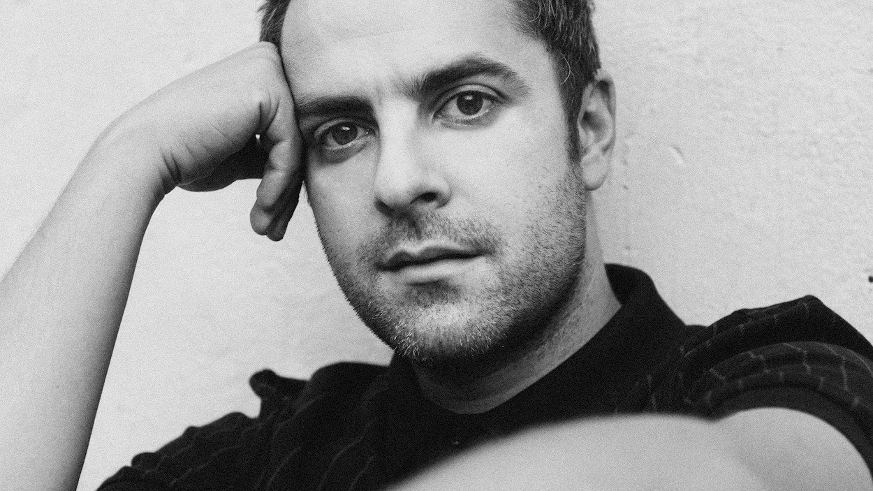 Dumas prend la pose pour son dernier album, <i>Nos idéaux</i>
