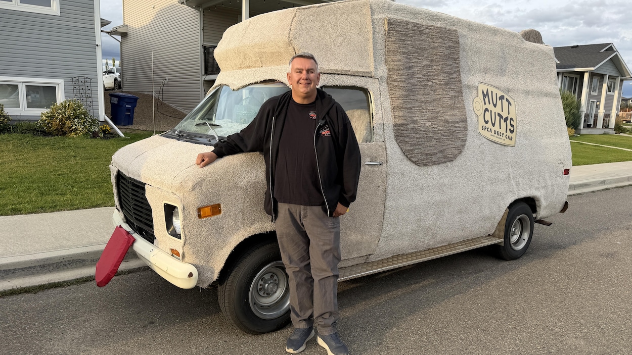 Il recrée la voiture en fourrure du film Dumb and Dumber pour aider la SPCA