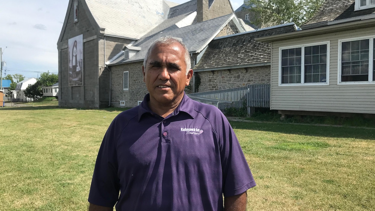 Dwayne Stacey pose derrière l'église de Kahnawake.