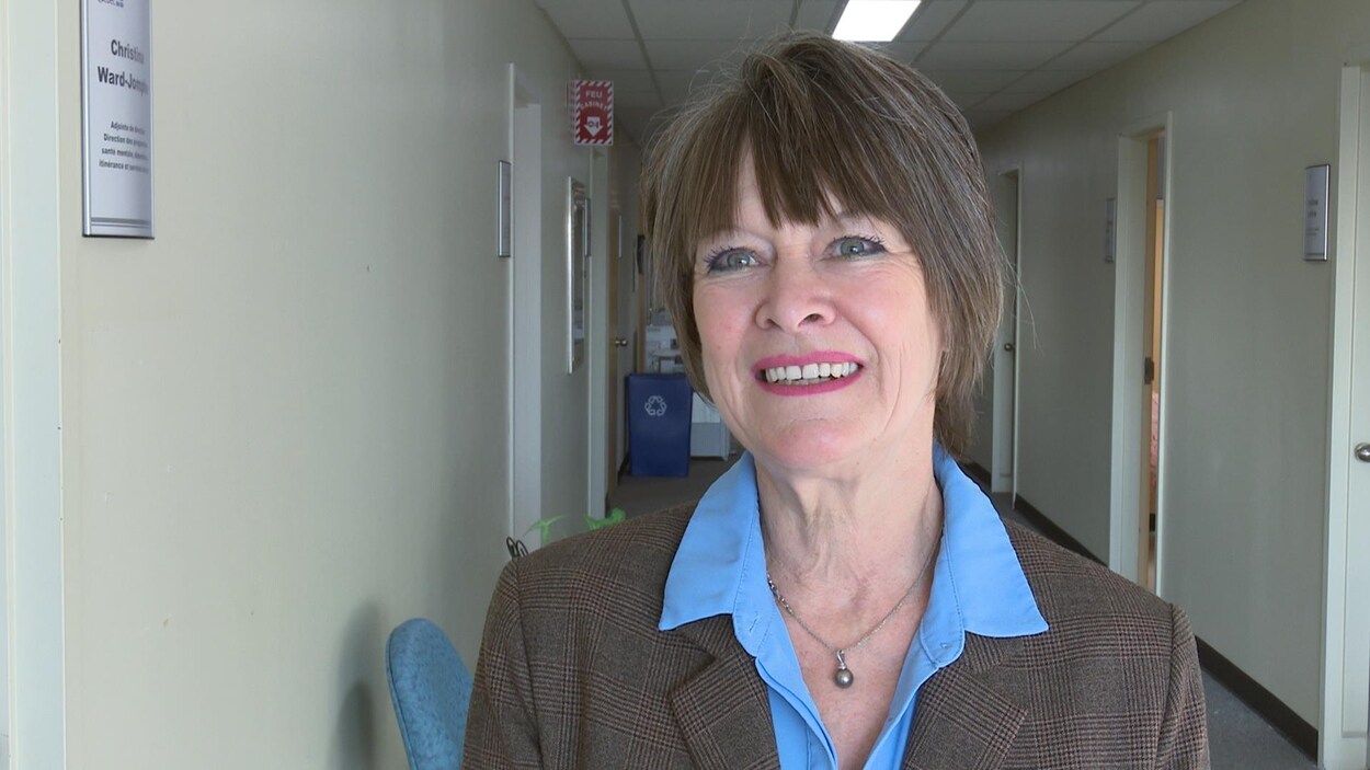 Dyane Benoît regarde l'objectif en souriant.