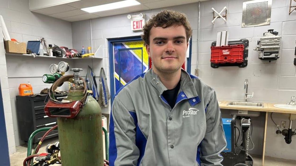 À 17 ans, il est invité à un stage chez Tesla