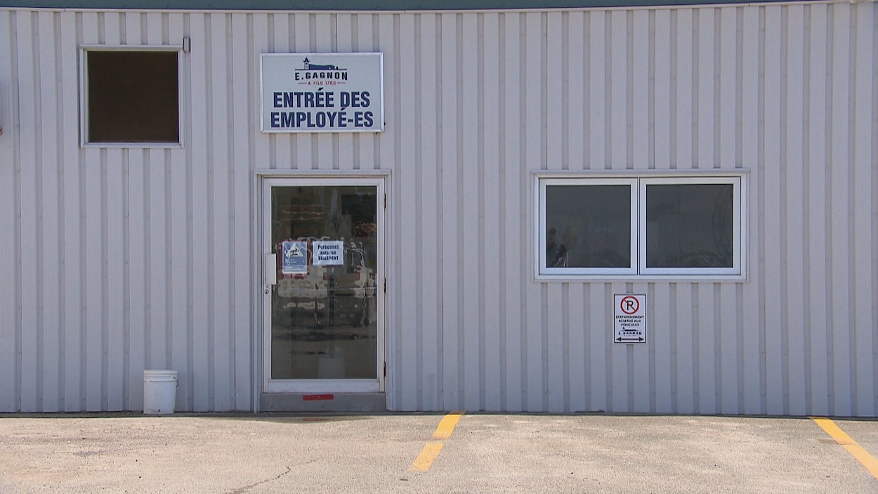 La porte des employés et un stationnement vide.